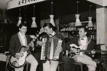 1957 bauten mein Bruder Max und ich (Walter Kober) dem Kino (Bild oben) ein Tages- und Tanzcafe mit ca. 120 Sitzplätzen an.